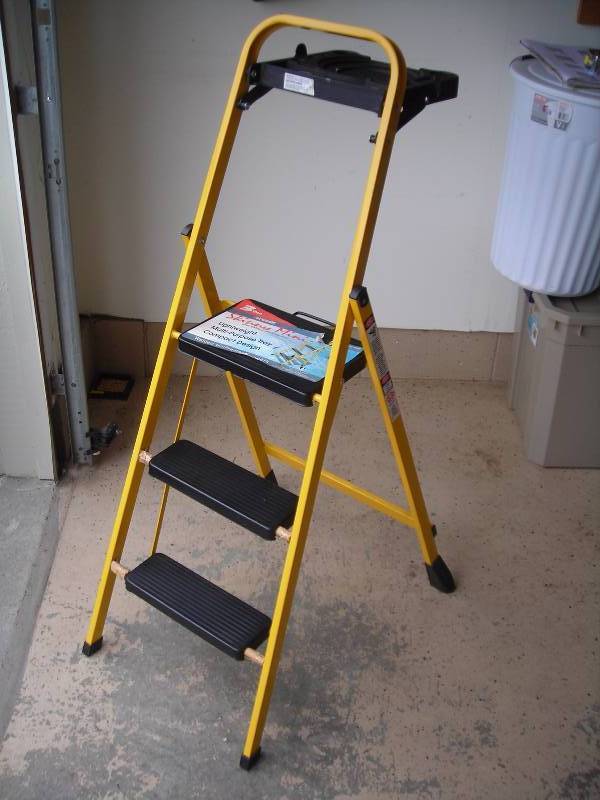 lot 154 image: 3-Step Stool
