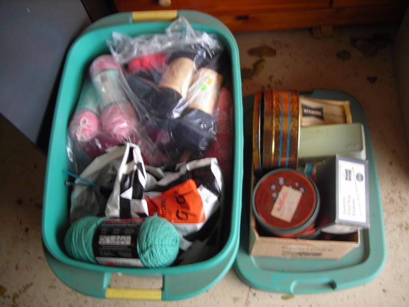 lot 165 image: Tote With Lid Full Of Yarn & Sewing Notions