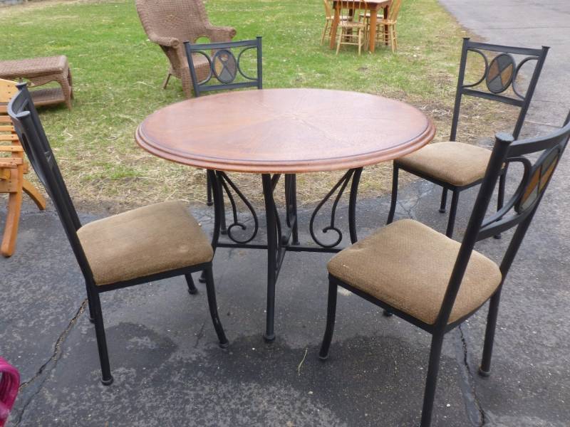 lot 2 image: Dining Room Set