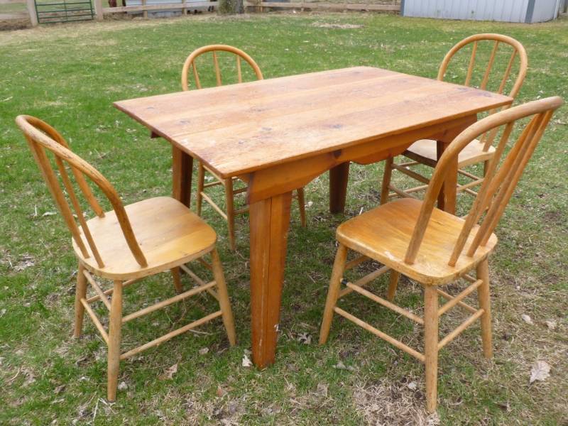 lot 3 image: Dining Room Set