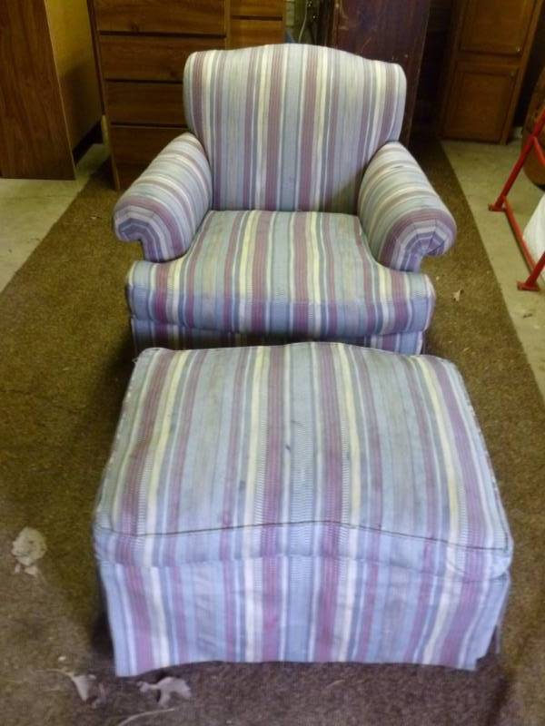 lot 4 image: Chair & Ottoman