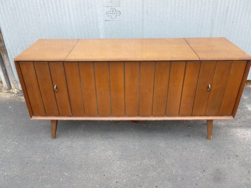 lot 15 image: Vintage Console Stereo