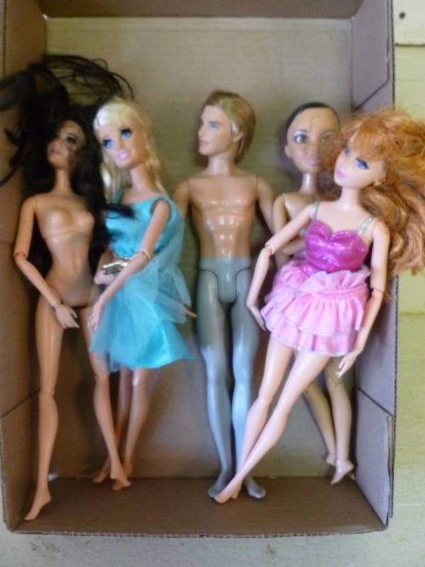lot 39 image: Barbie Dolls