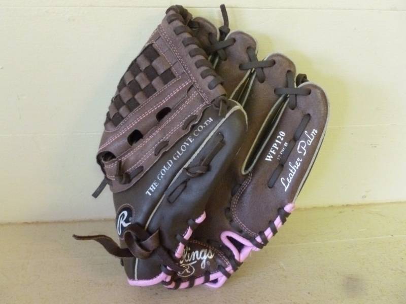 lot 40 image: Softball Glove