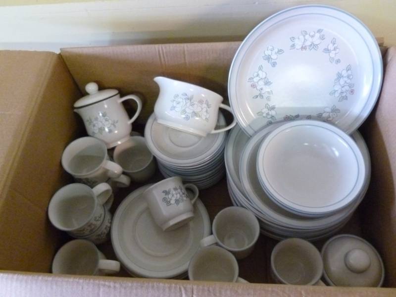 lot 116 image: Dinner Set