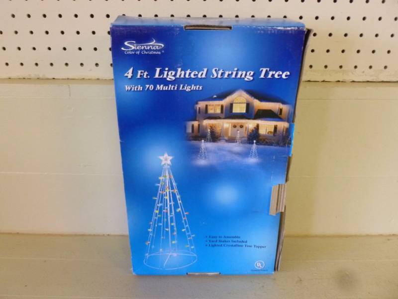 lot 143 image: Lighted Tree