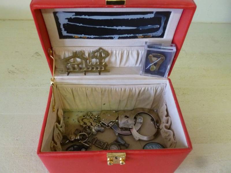 lot 189 image: Handcuffs