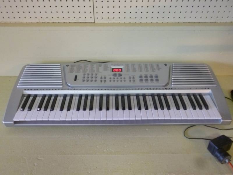 lot 209 image: Electric Keyboard