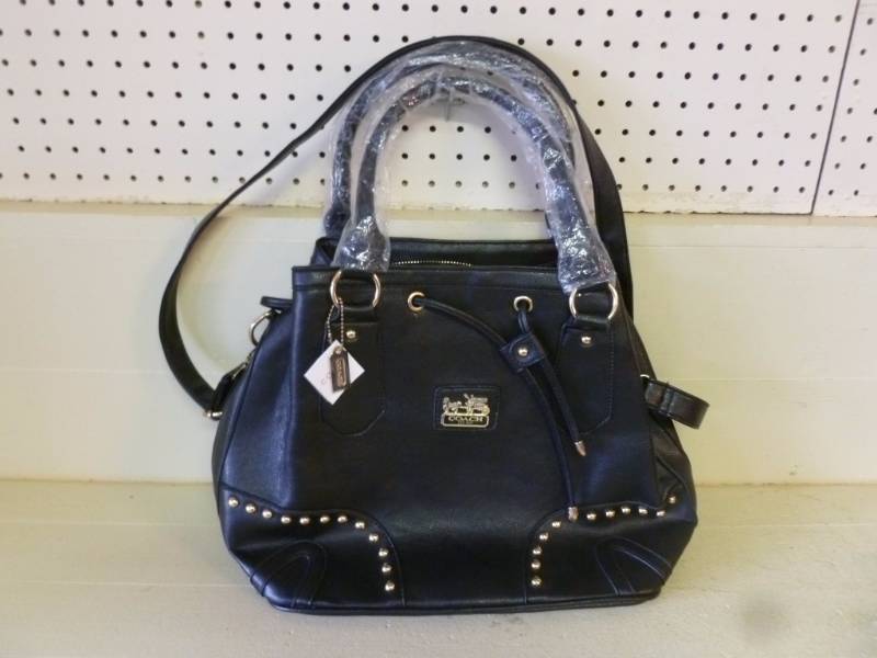 lot 236 image: New Coach Purse