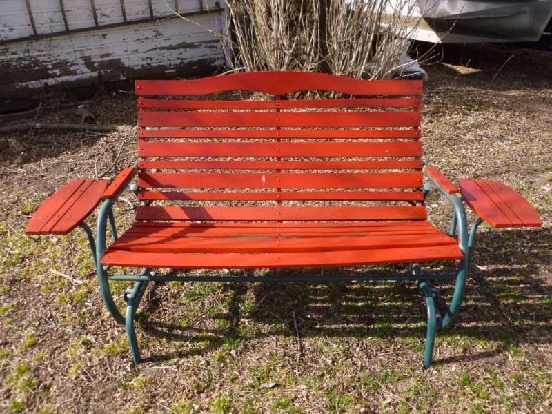 lot 16 image: Glider Bench