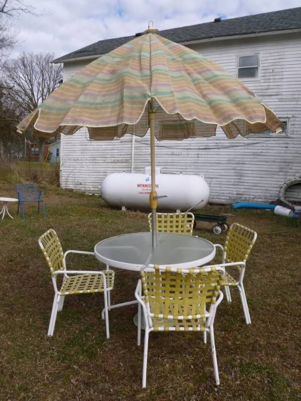 lot 25 image: Patio Set
