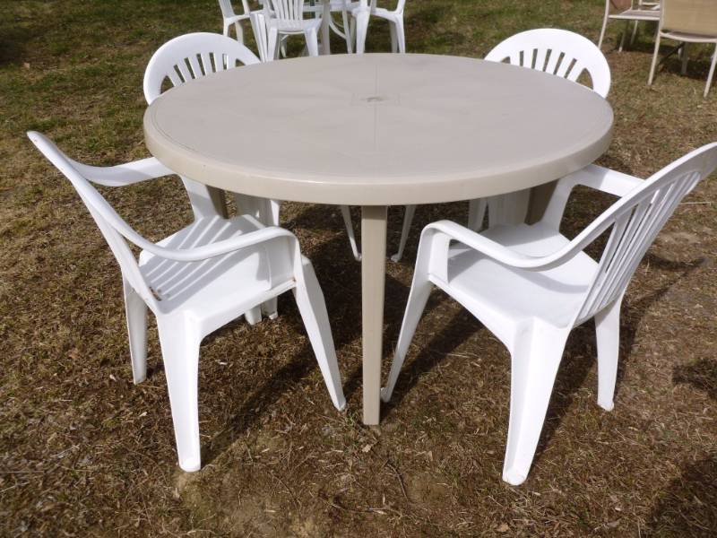lot 27 image: Patio Set