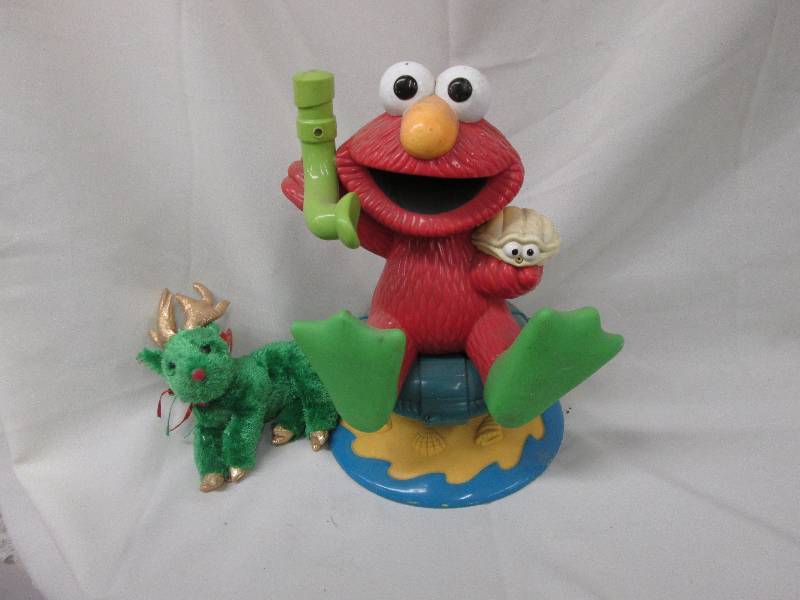 Elmo sprinkler with SleighBell Bean...