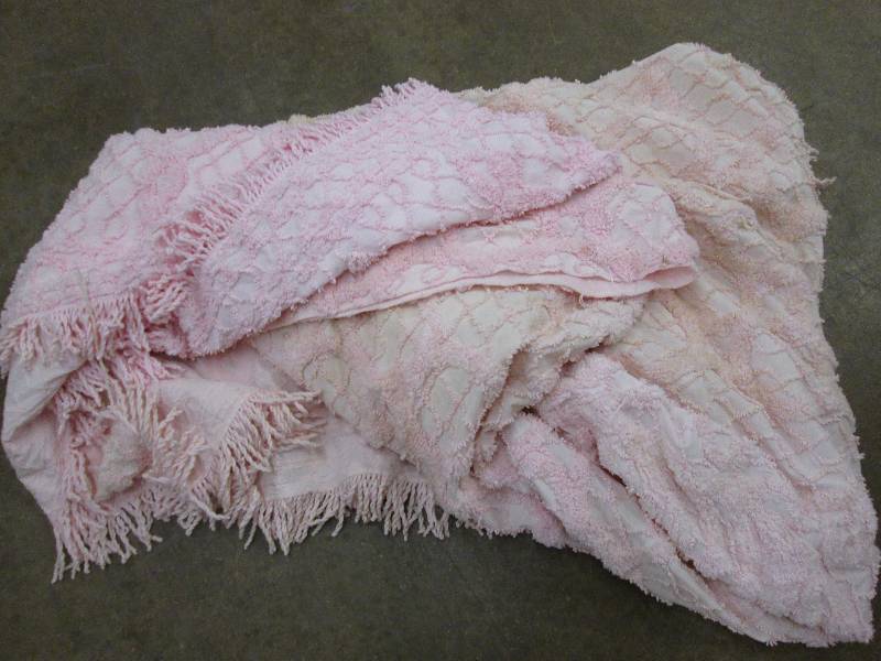 Chenille bedspread- pink...