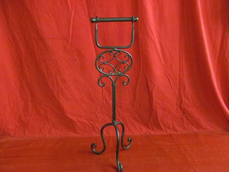 lot 4 image: Cast iron toilet paper holder
