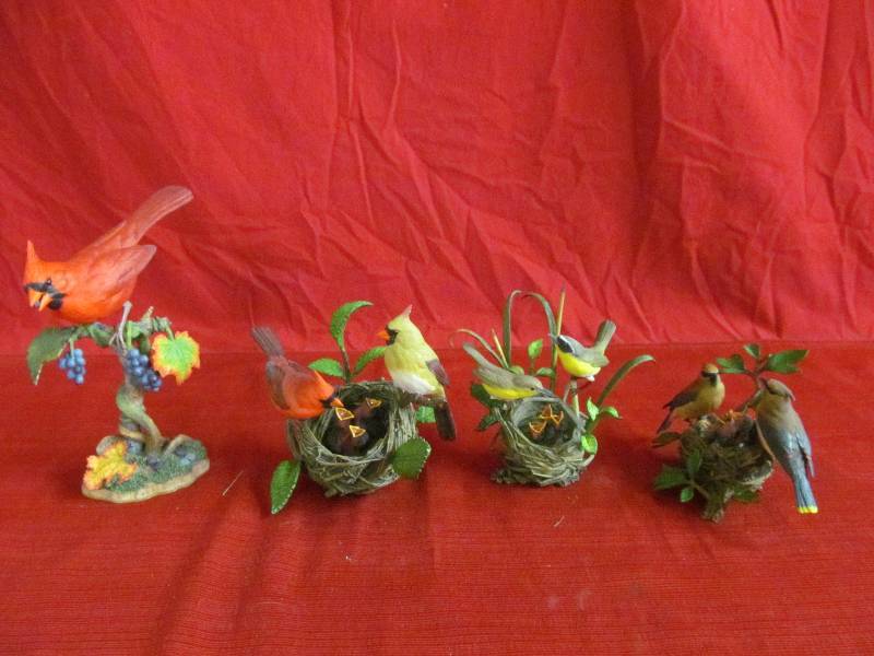 lot 23 image: collector ceramic birds