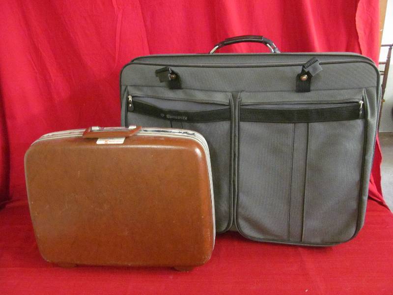 lot 50 image: Samsonite luggage