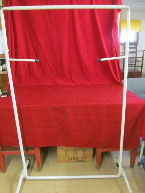 lot 54 image: clothes hanging cart