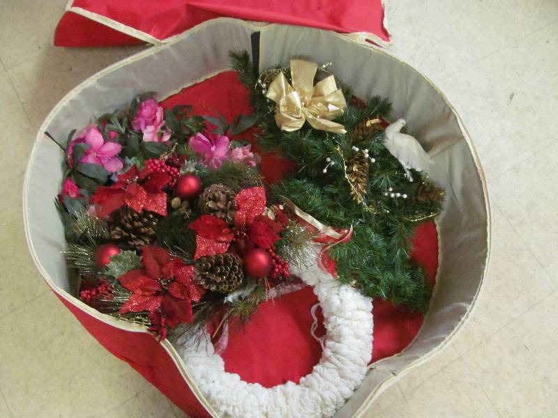 lot 55 image: holiday decoration