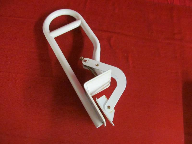 lot 101 image: bath tub safety bar