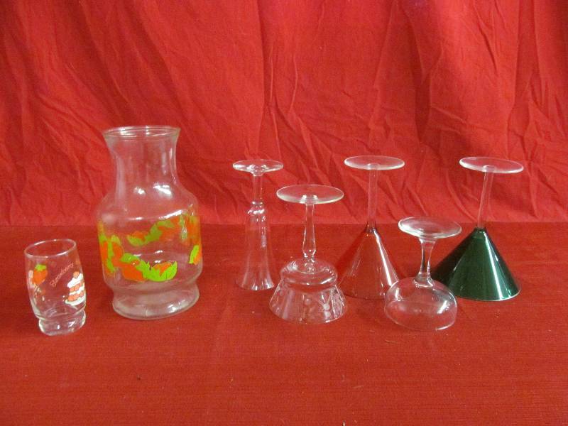 lot 103 image: Strawberry Shortcake glass and pitcher