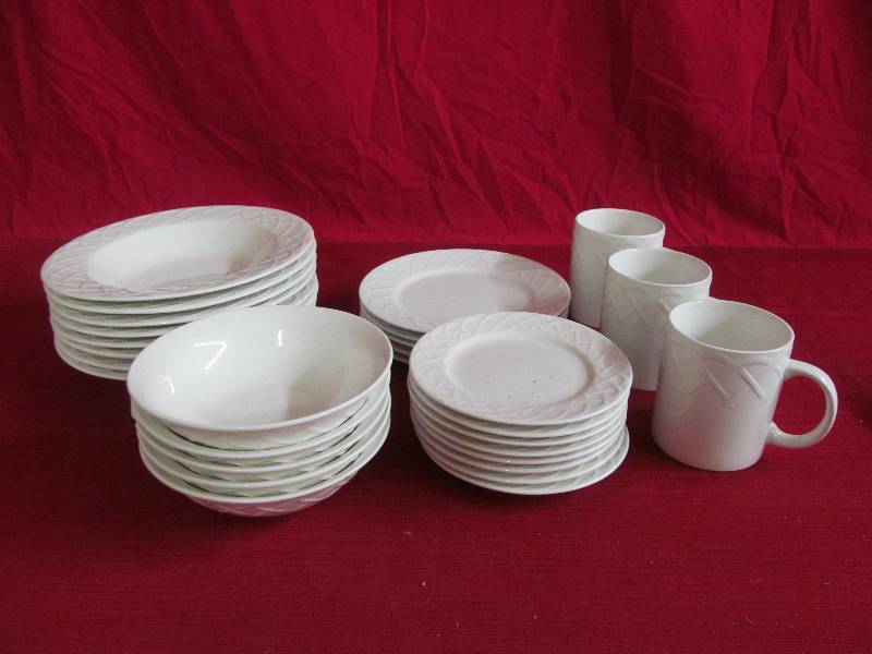 lot 105 image: Oneida dishes