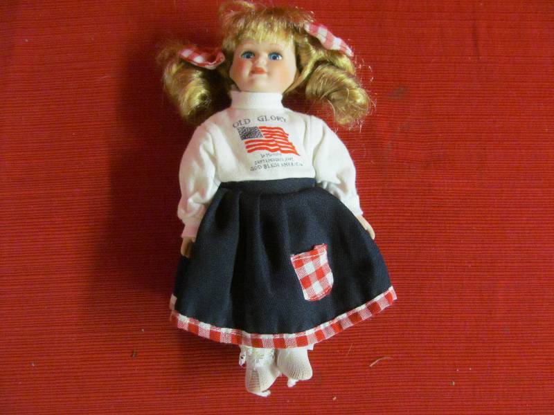 lot 117 image: dolls