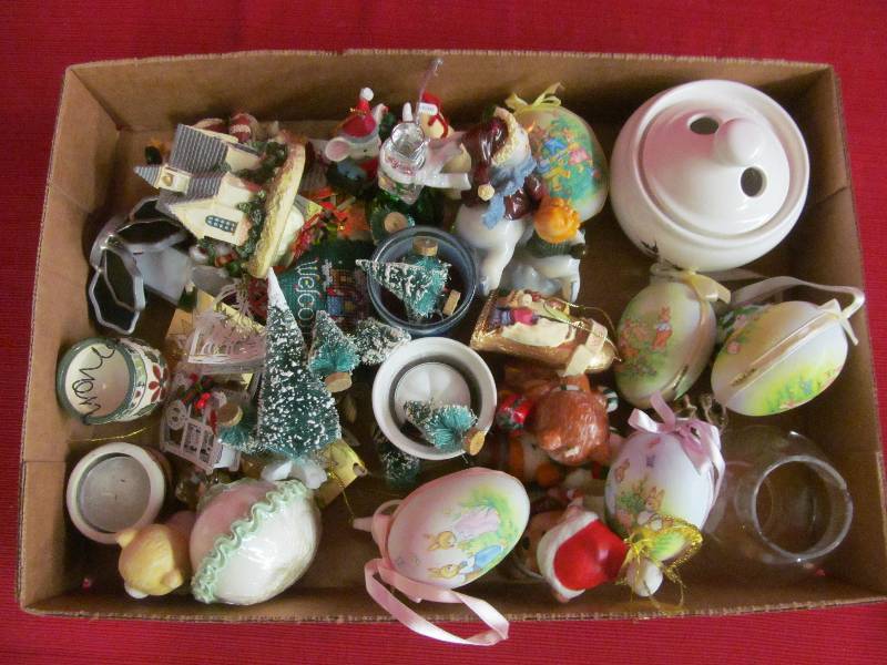 lot 126 image: holiday decorations