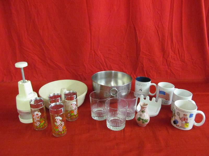 lot 253 image: Kitchen Items