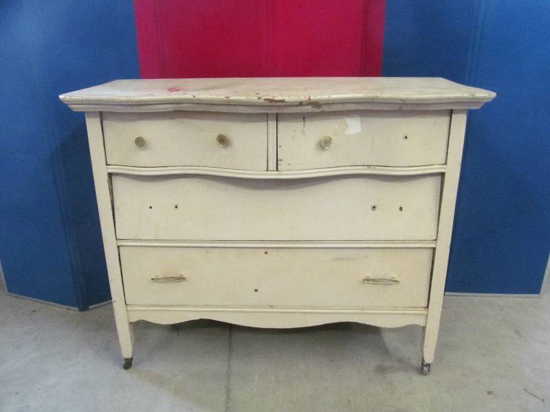 lot 289 image: Dresser