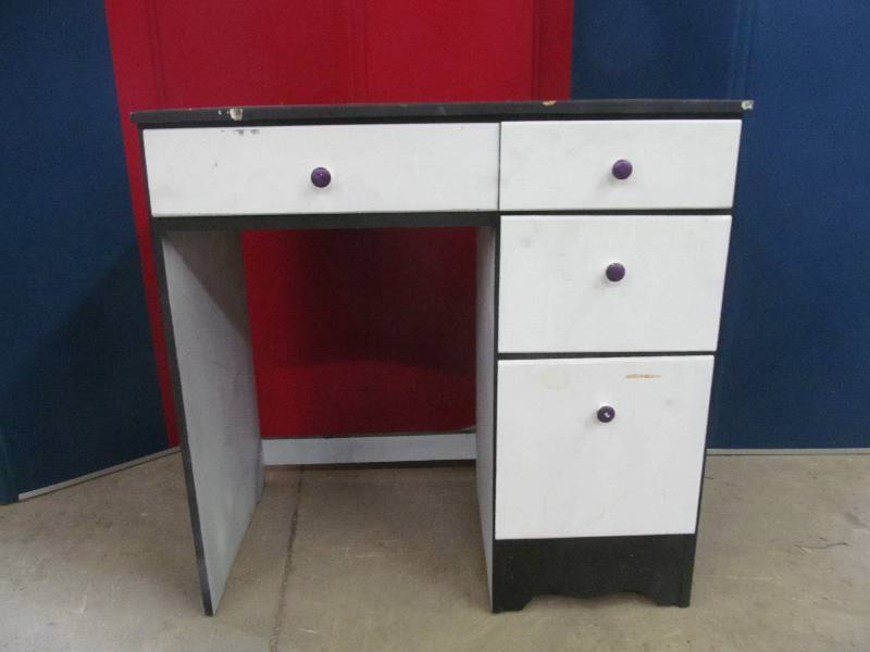 lot 291 image: Desk