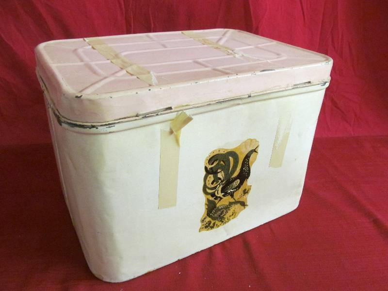 lot 141 image: vintage tin