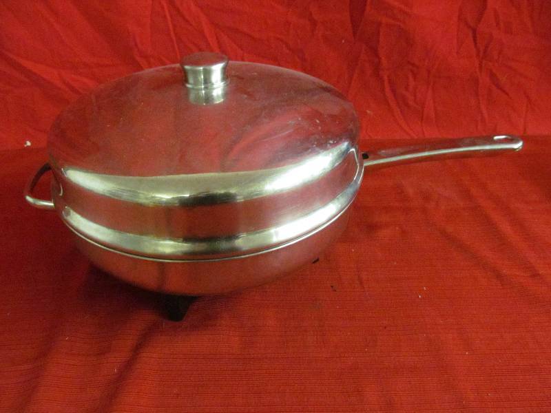 lot 152 image: Faberware electric fry pan