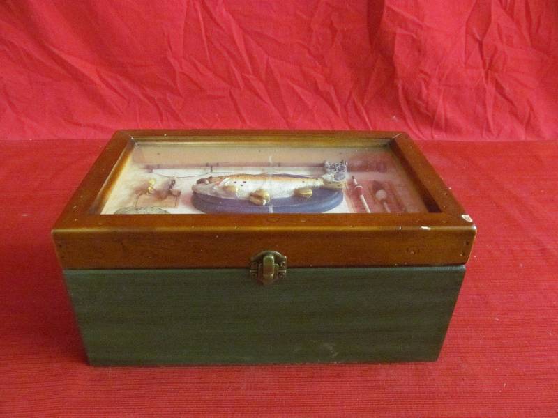 lot 168 image: dresser box