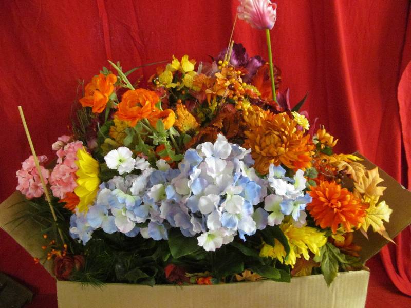 lot 171 image: artificial flowers