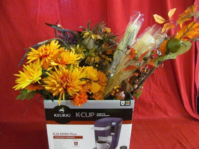 lot 175 image: artificial flowers