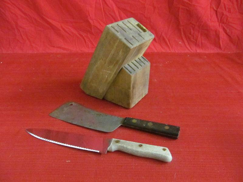 lot 179 image: Knife Block