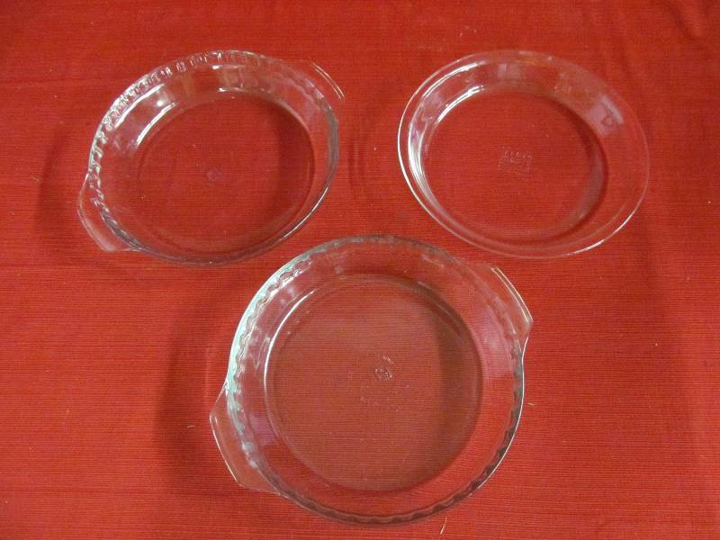 lot 180 image: PyrexFire King Pie Plates