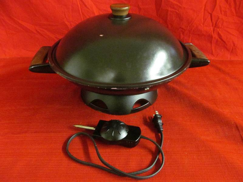 lot 196 image: West Bend Wok