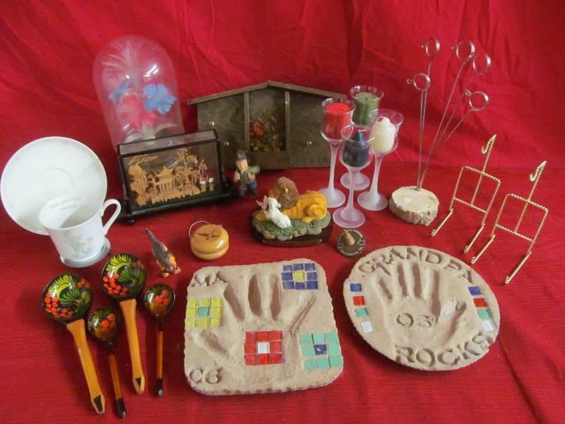 lot 197 image: Knick Knacks