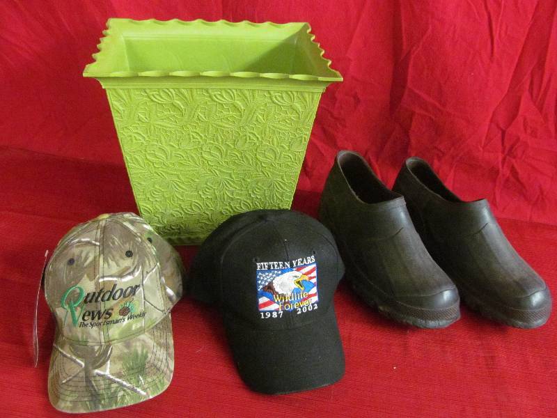lot 200 image: Caps