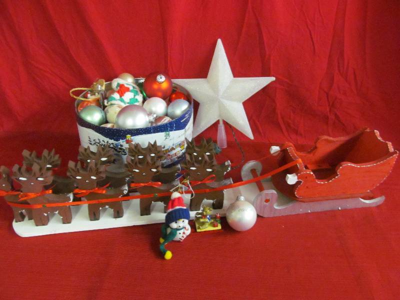lot 202 image: Christmas Dcor