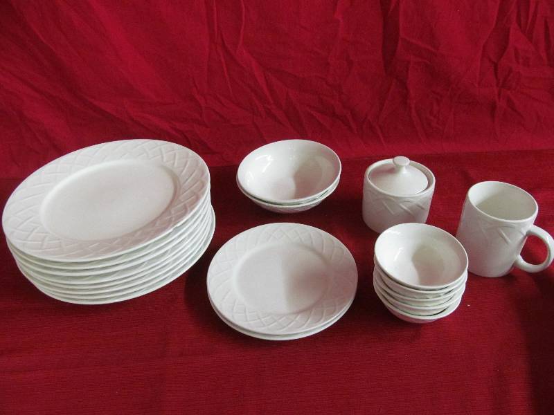 lot 206 image: Oneida Dishes