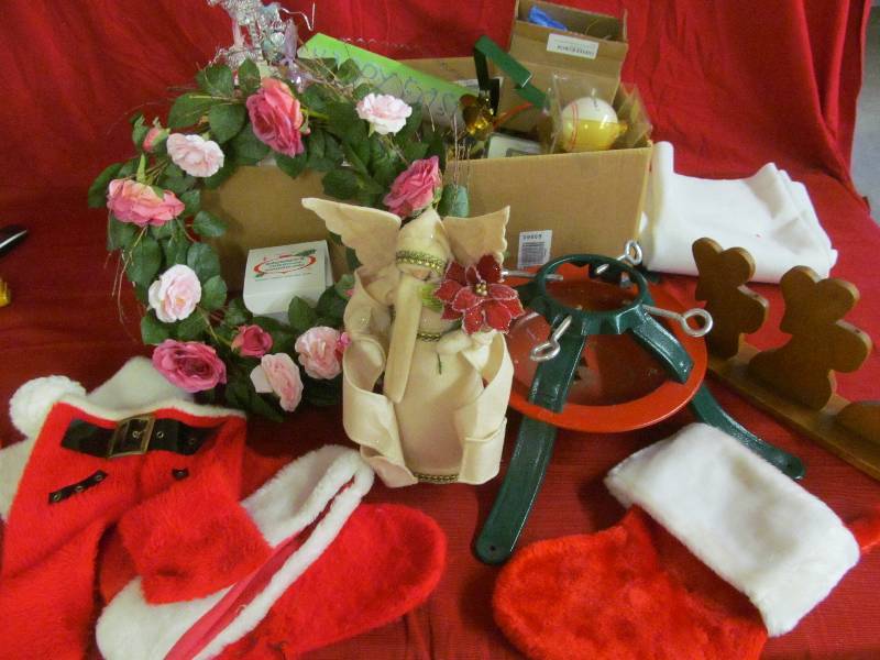 lot 208 image: Christmas Dcor