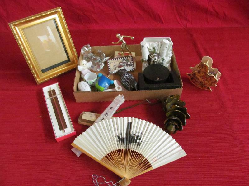 lot 209 image: Knick Knacks