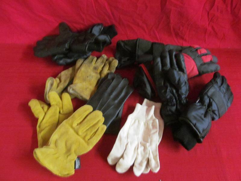 lot 225 image: Gloves