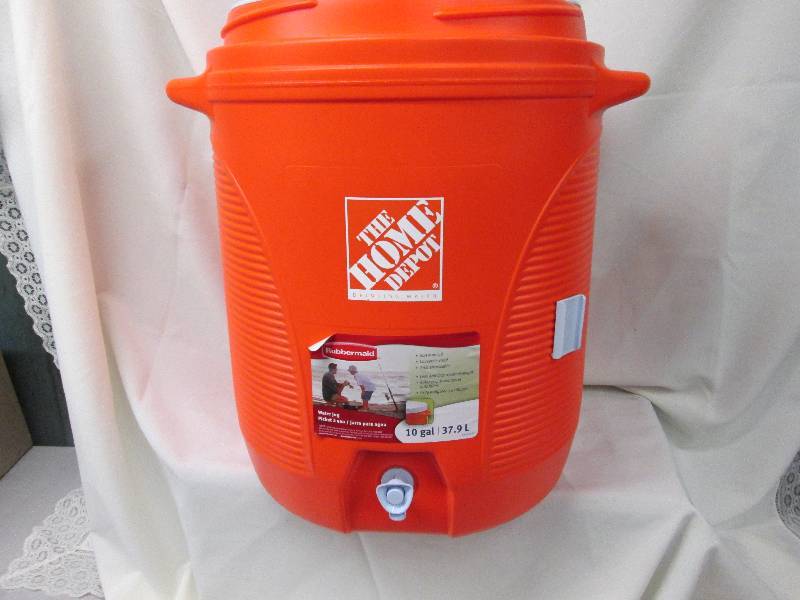 lot 3 image: Home Depot Rubbermaid 10 gal water ...