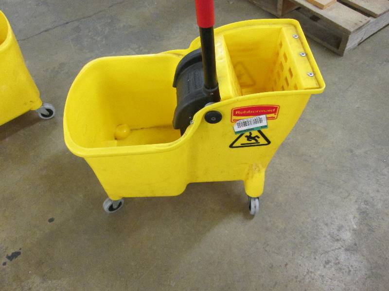 lot 14 image: Rubbermaid Tandem Mop Bucket 31 qt ...