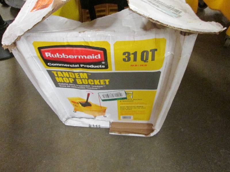 lot 21 image: Rubbermaid Tandem Mop Bucket 31 qt ...