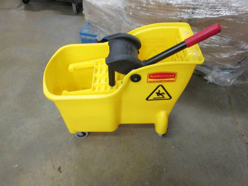 lot 24 image: Rubbermaid Tandem Mop Bucket 31 qt ...